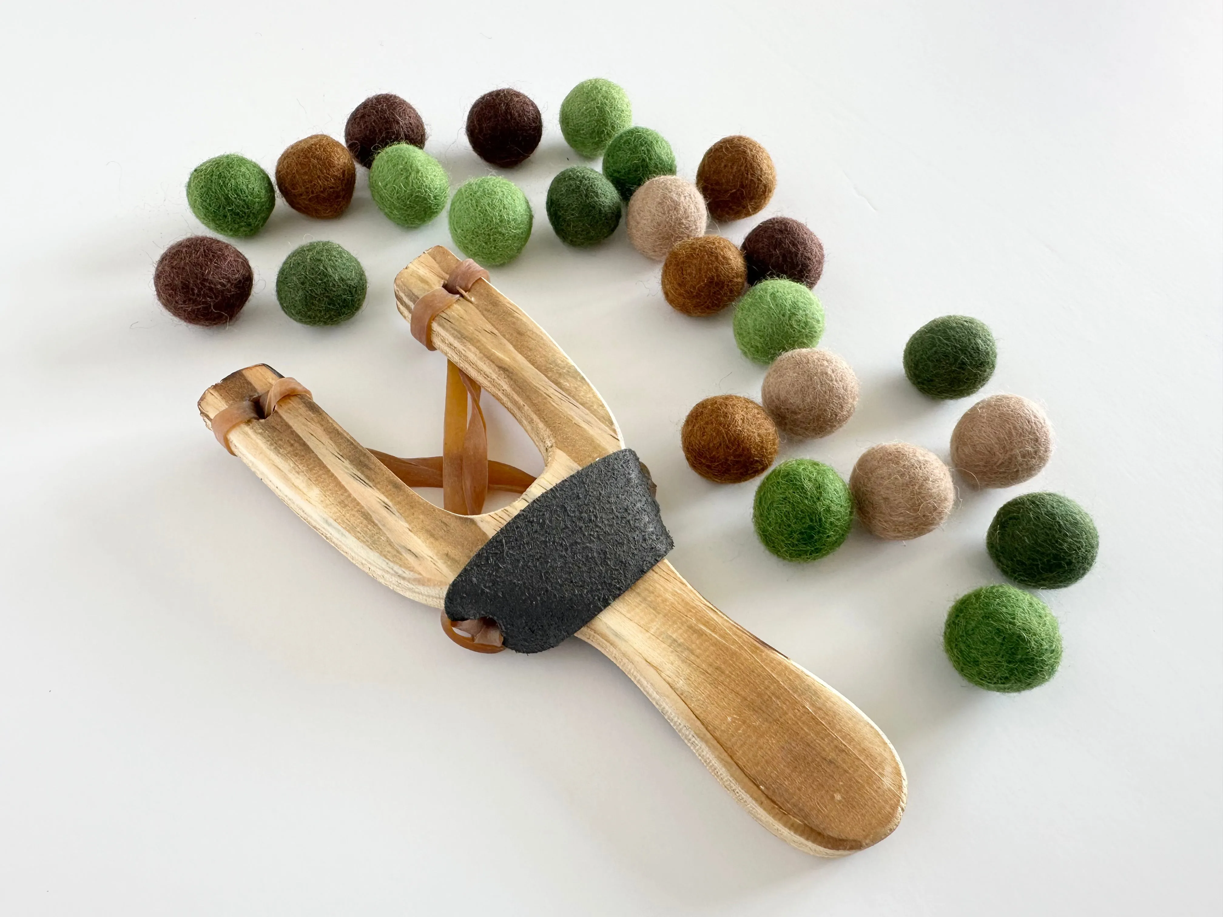 Camouflage Slingshot & Felt Ball Set