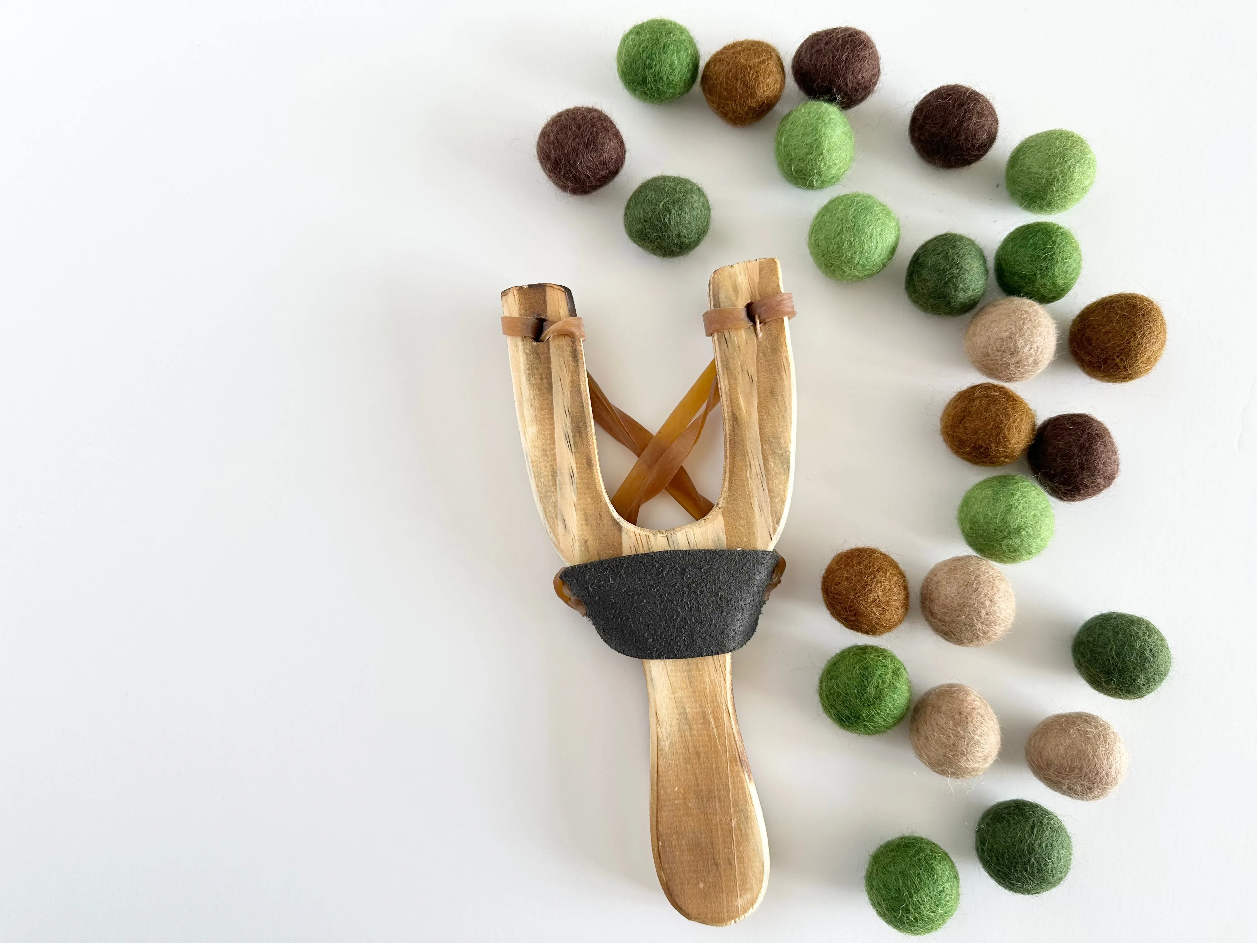 Camouflage Slingshot & Felt Ball Set