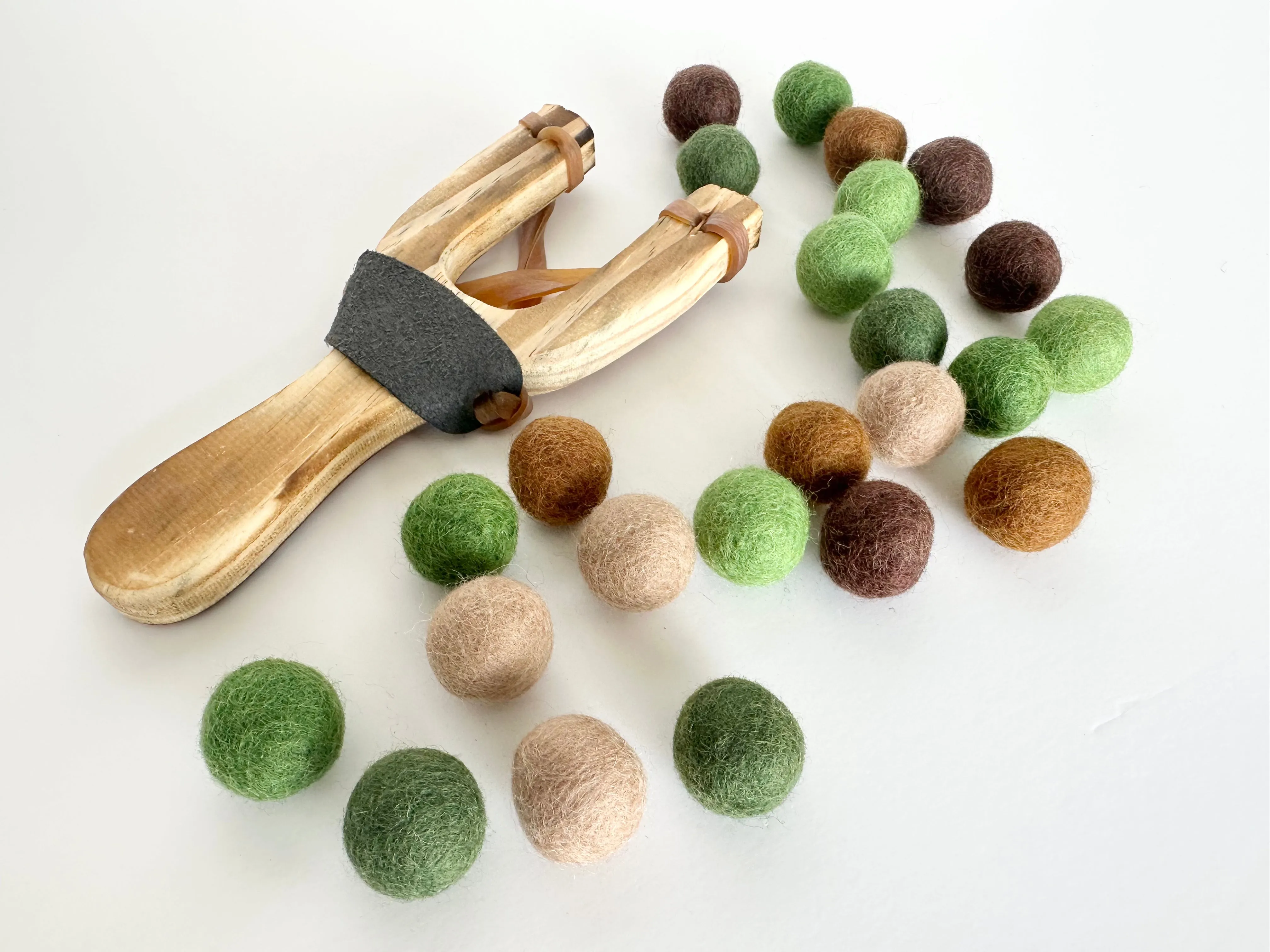 Camouflage Slingshot & Felt Ball Set
