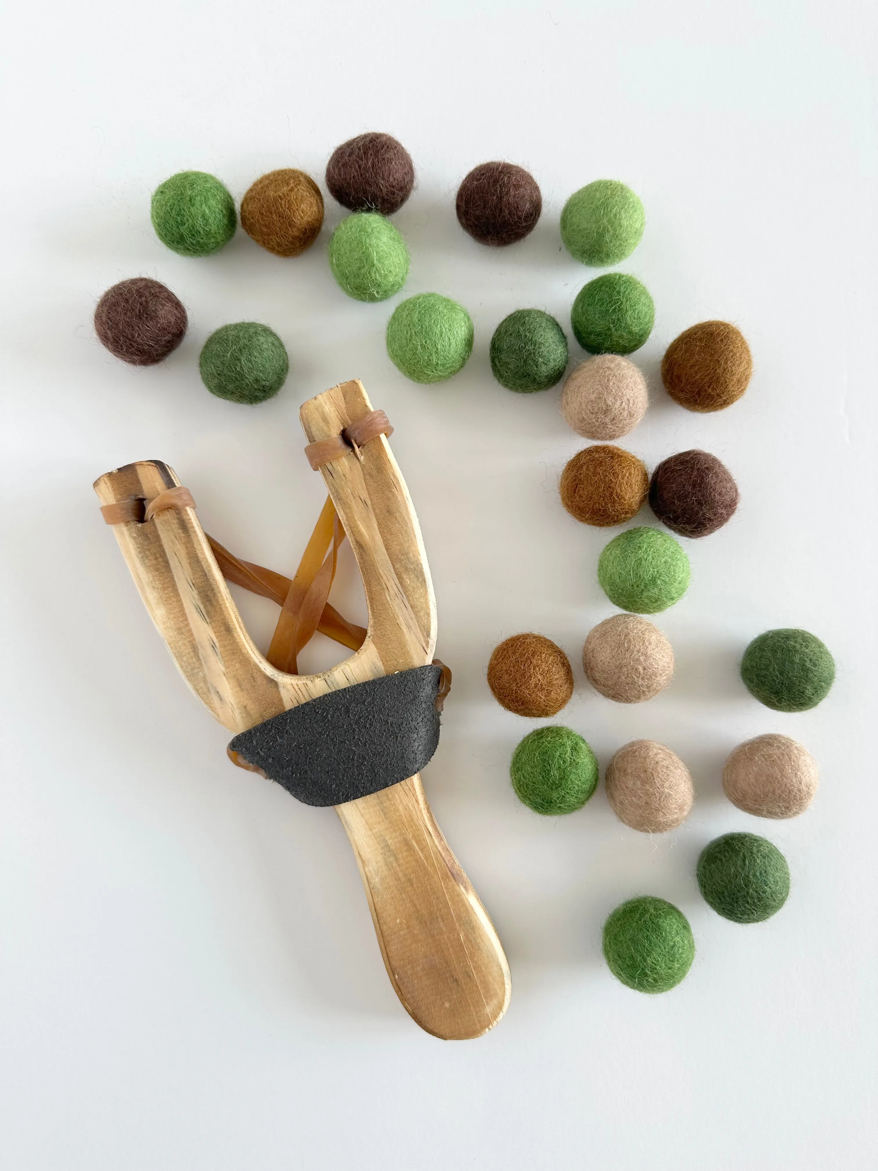 Camouflage Slingshot & Felt Ball Set