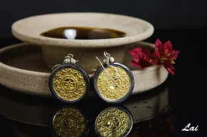 Elegant, Thappa (stamped) round gold-plated earrings with oxidized silver frame