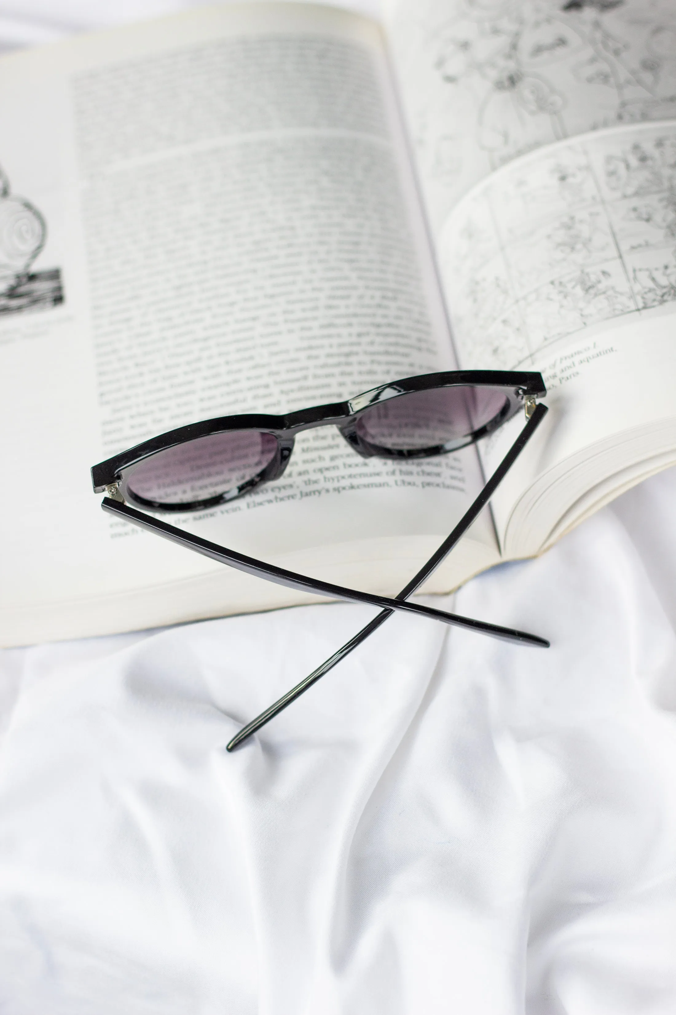 Front Lens Rounded Classic Pin Sunglasses