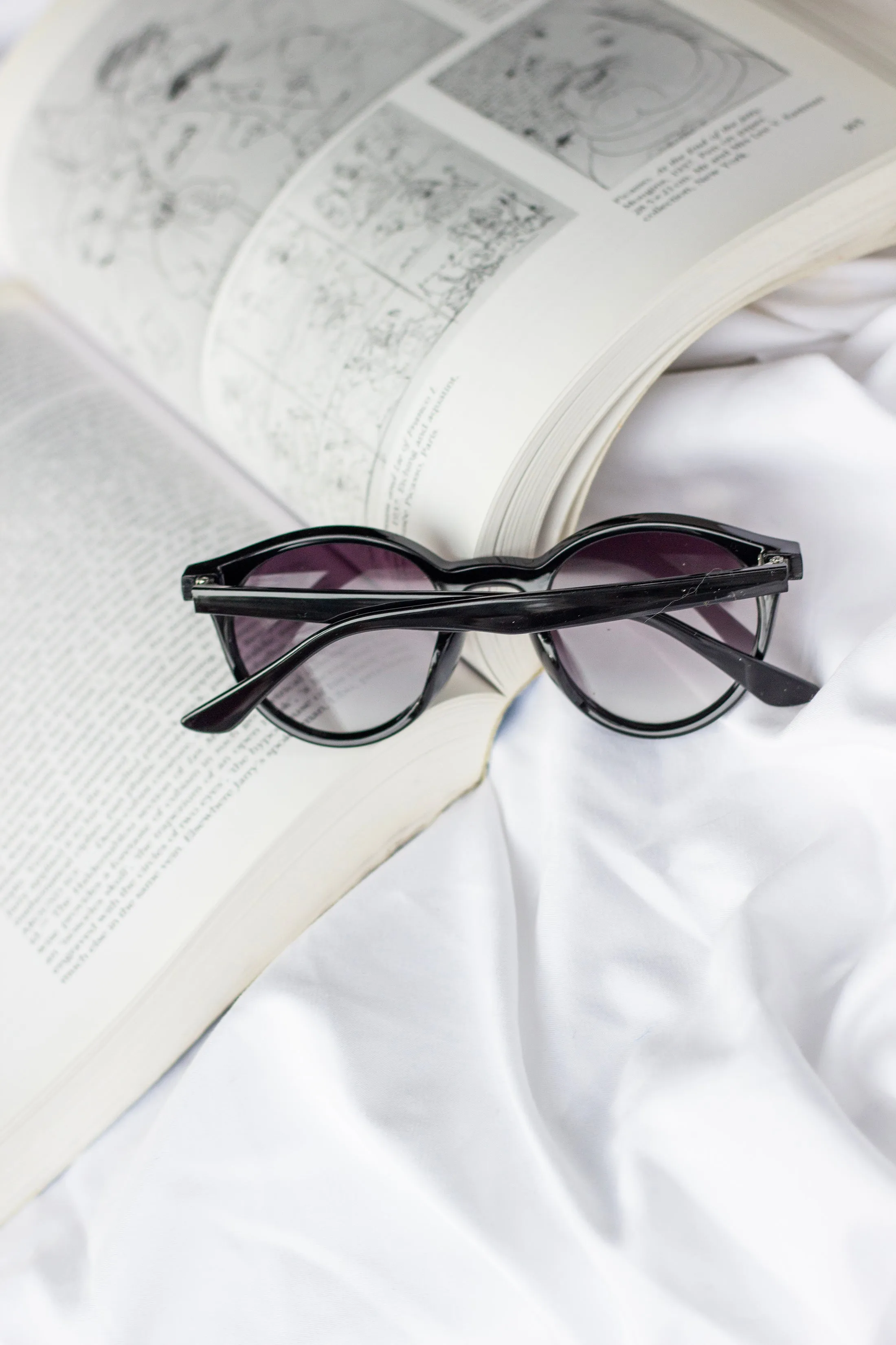 Front Lens Rounded Classic Pin Sunglasses