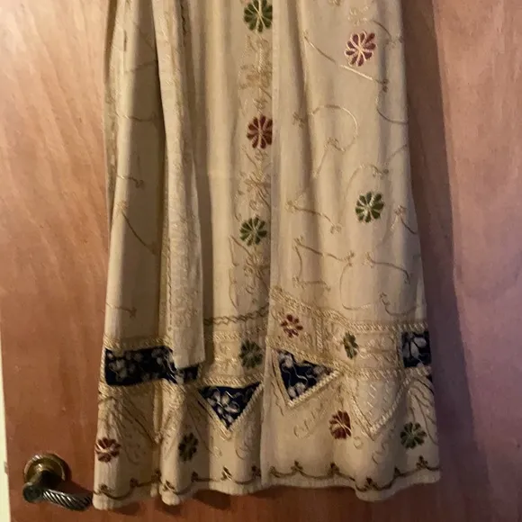 Gorgeous vintage long embroidered wraparound beige skirt made in India (mlb)