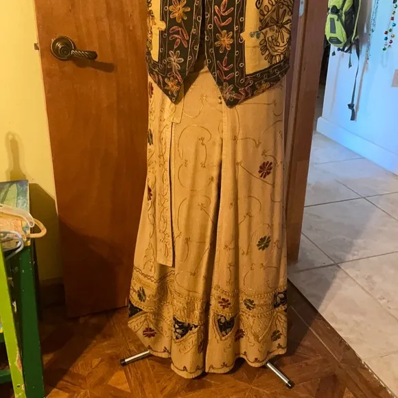 Gorgeous vintage long embroidered wraparound beige skirt made in India (mlb)