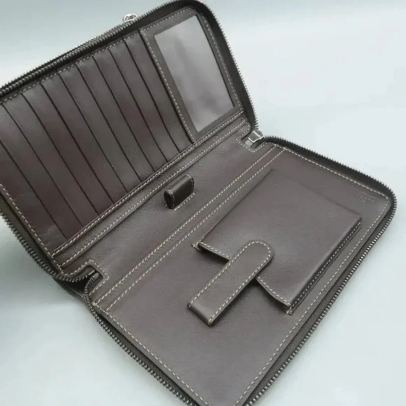 GUCCI Brown GG Canvas Clutch Bag