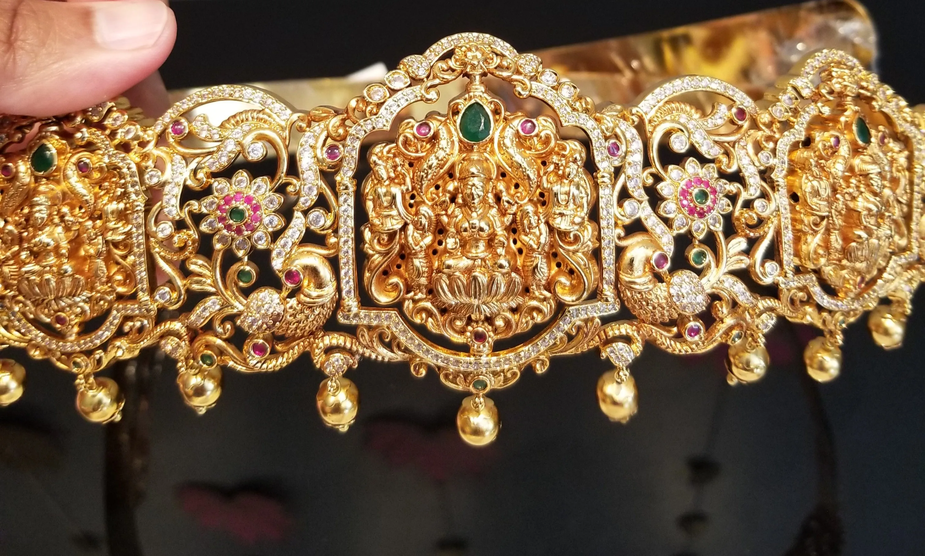 Rotating Gold Antique Polish Vaddanam