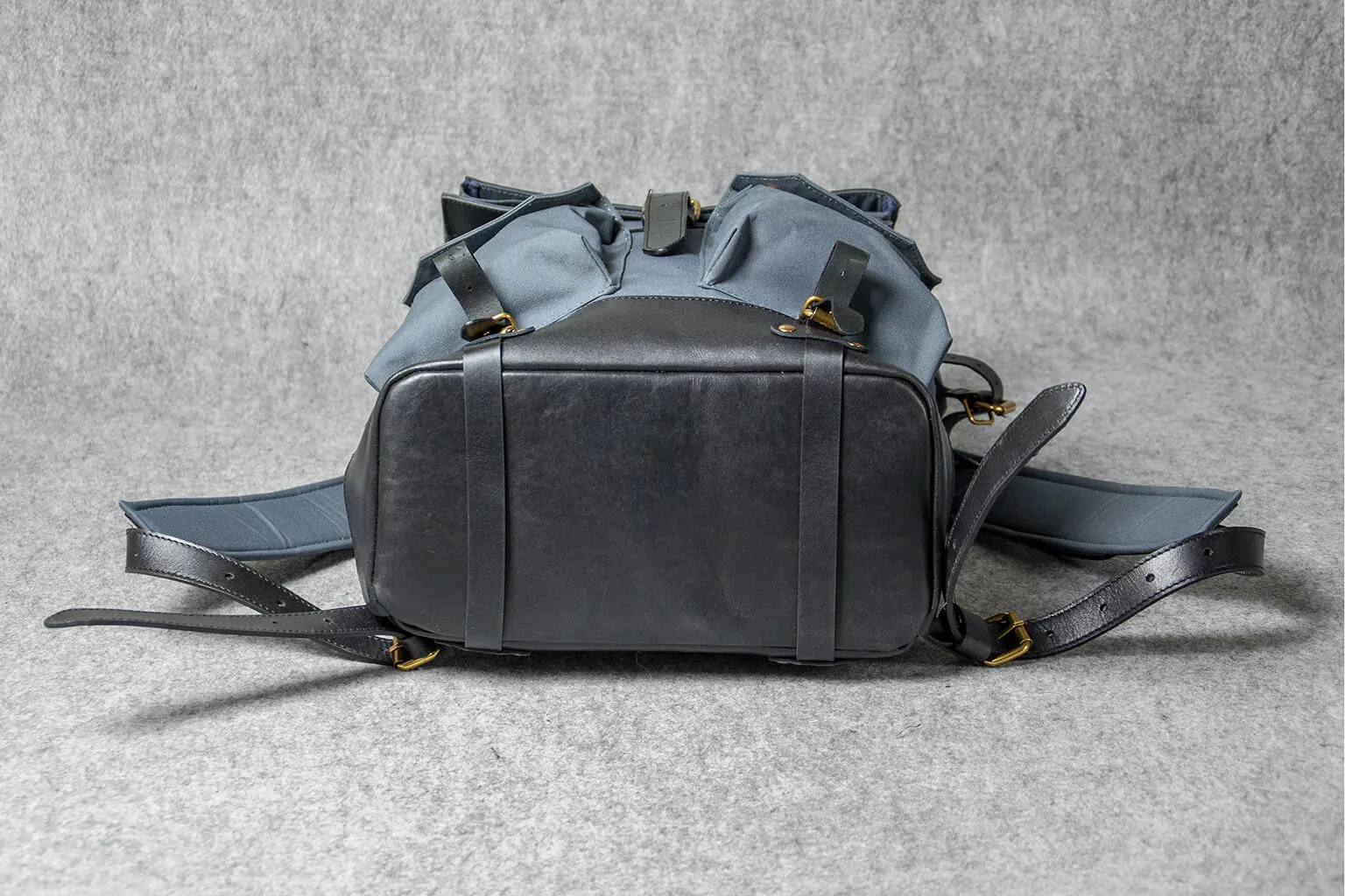 TRAVEL BACKPACK - grey