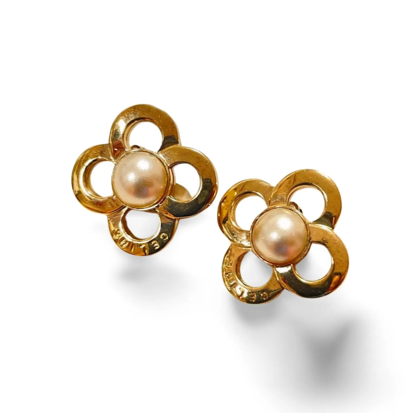 Vintage Celine golden clover, flower earrings with faux pearl. Classic jewelry piece back in the era. 060123ac12