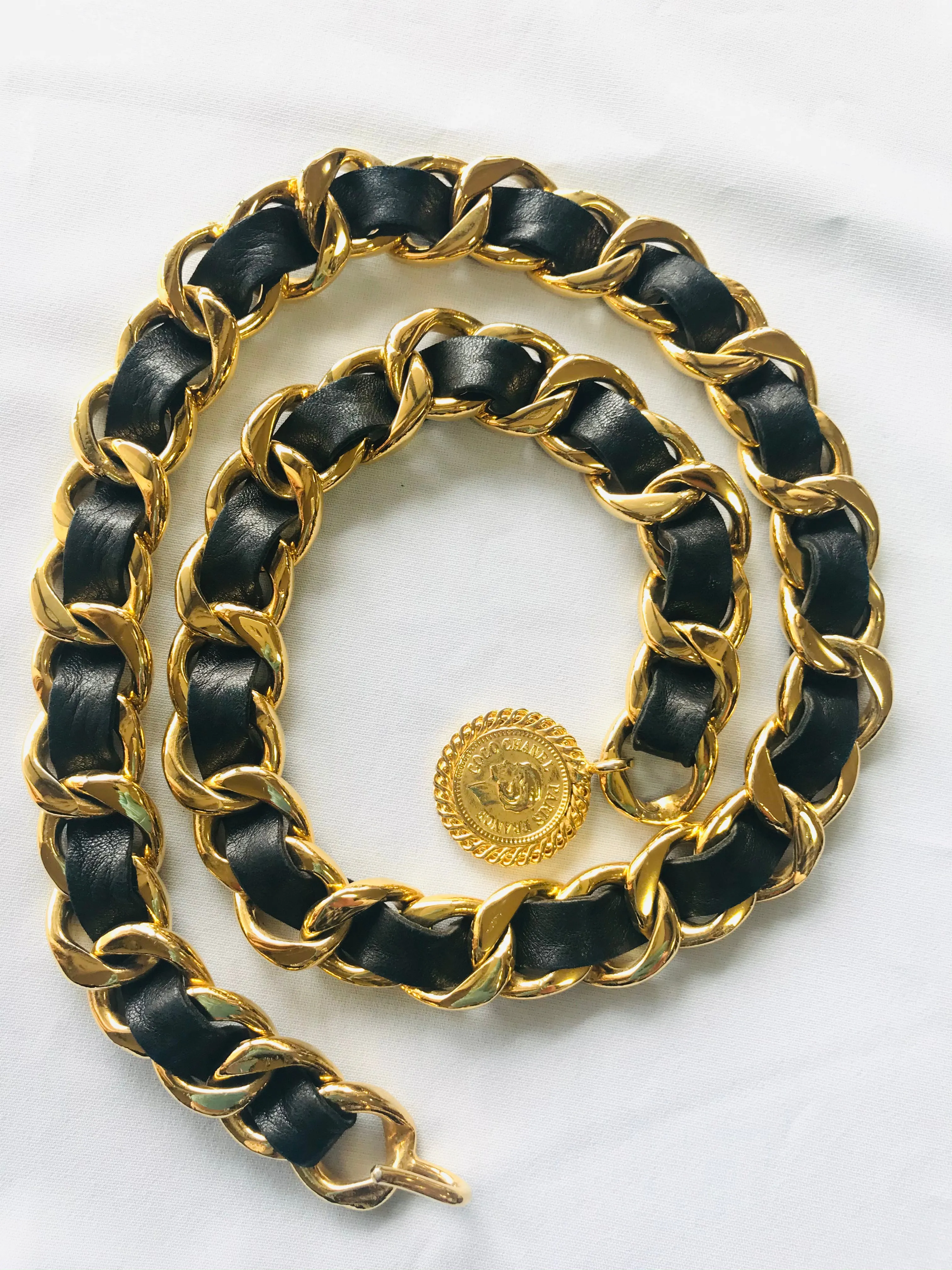 Vintage CHANEL black leather thick chain belt with golden mademoiselle and CC charm. Nice and heavy single layer belt.