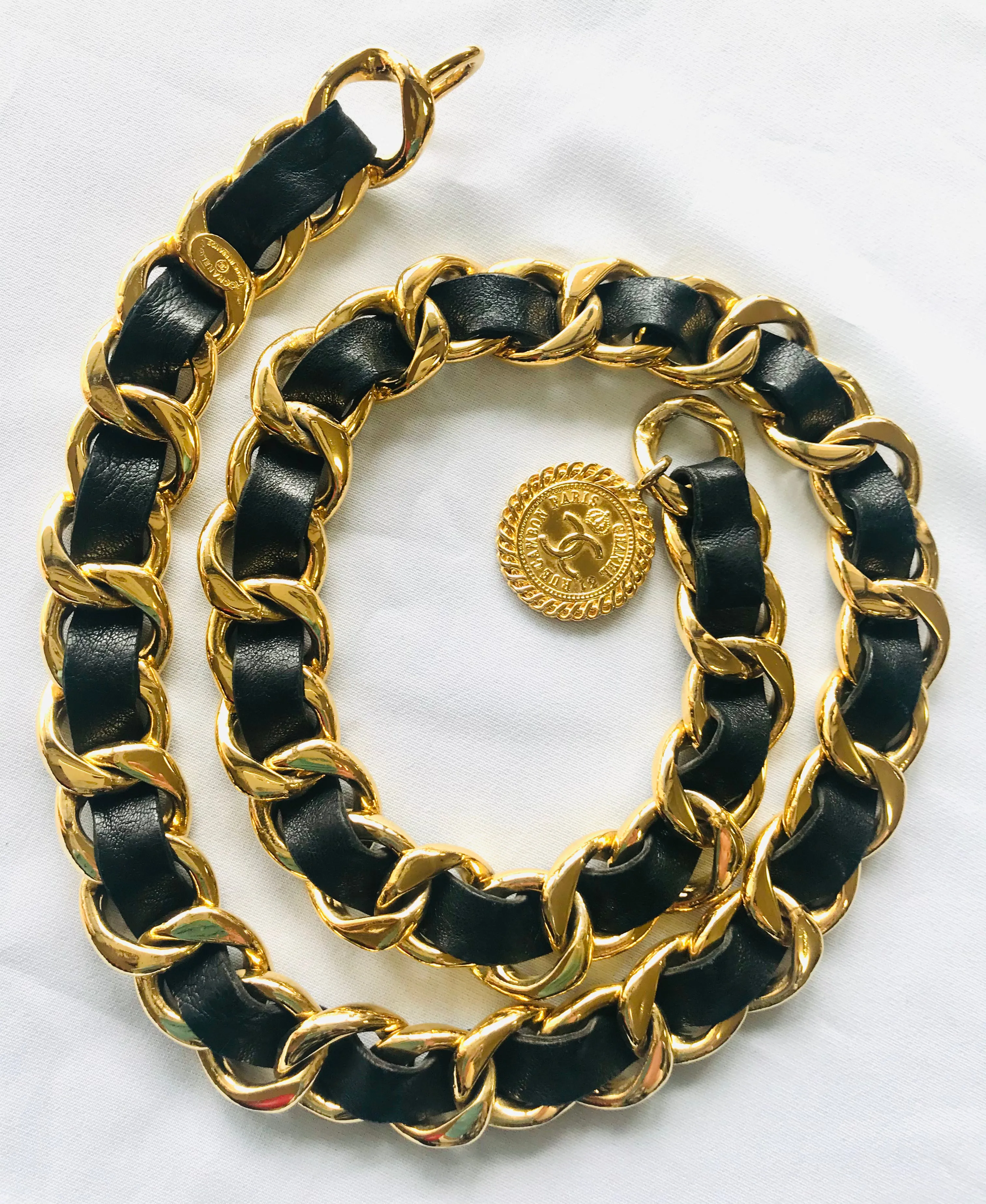 Vintage CHANEL black leather thick chain belt with golden mademoiselle and CC charm. Nice and heavy single layer belt.