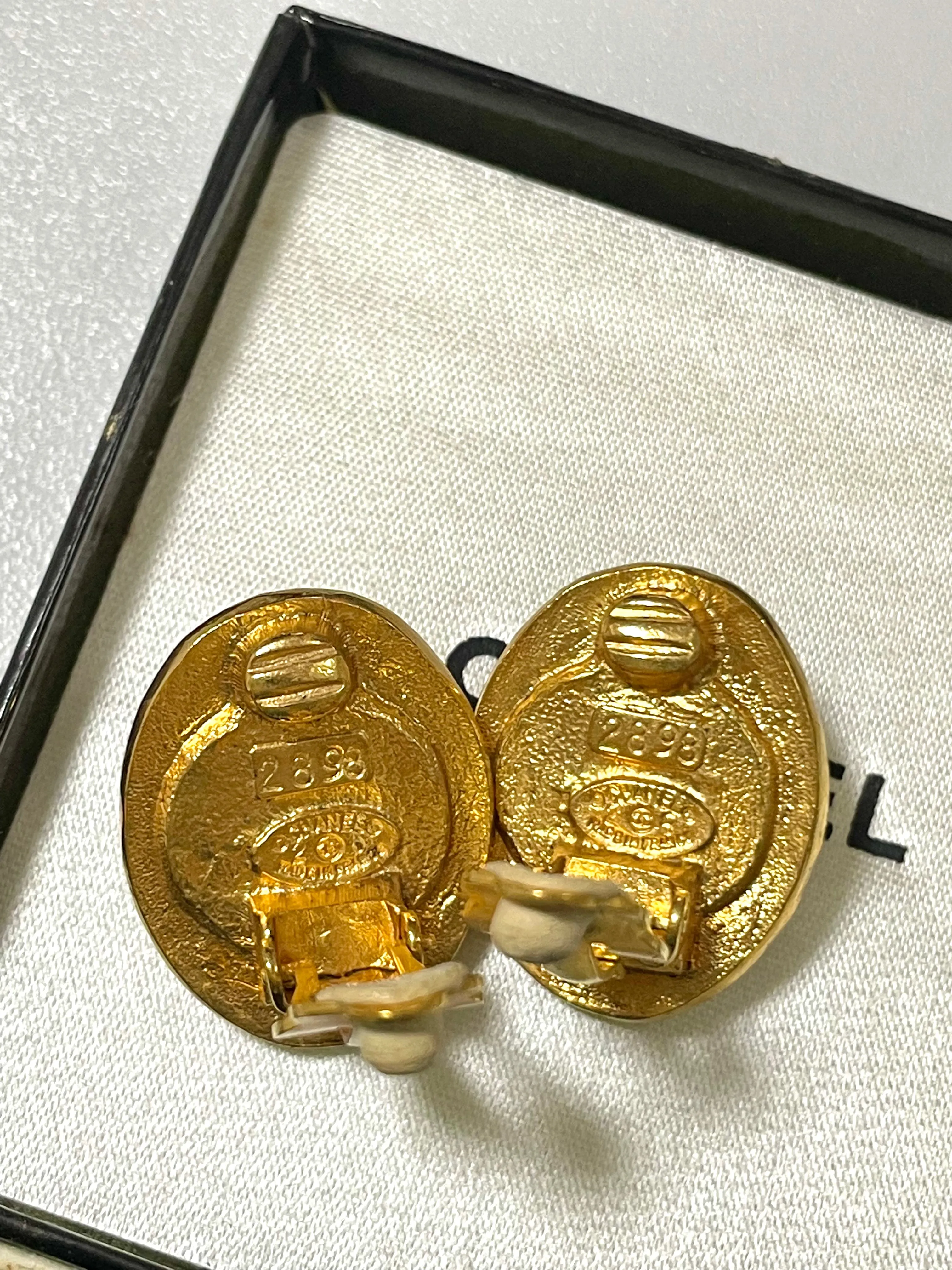 Vintage CHANEL golden earrings with oval shape faux pearl and engraved logo. Classic and elegant look. 0410133