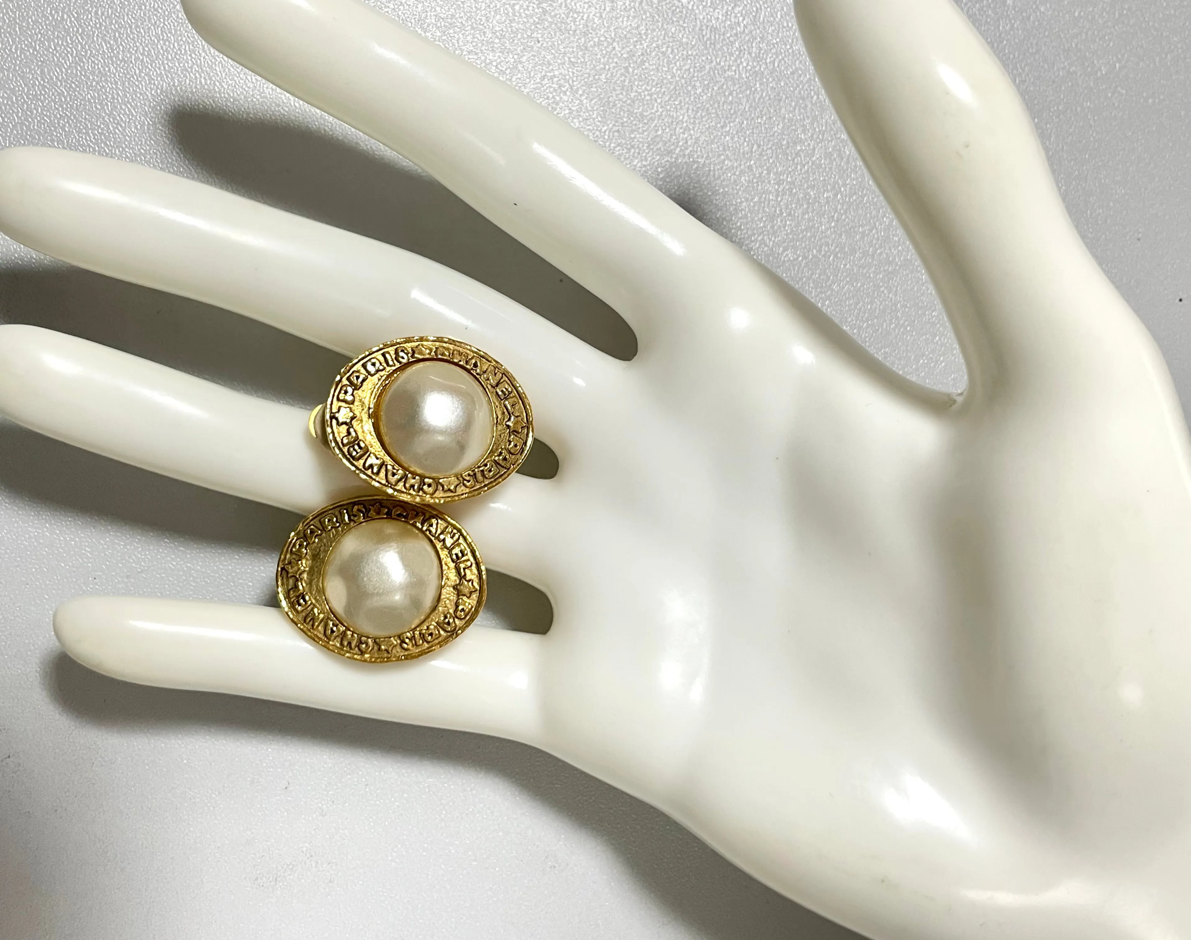 Vintage CHANEL golden earrings with oval shape faux pearl and engraved logo. Classic and elegant look. 0410133