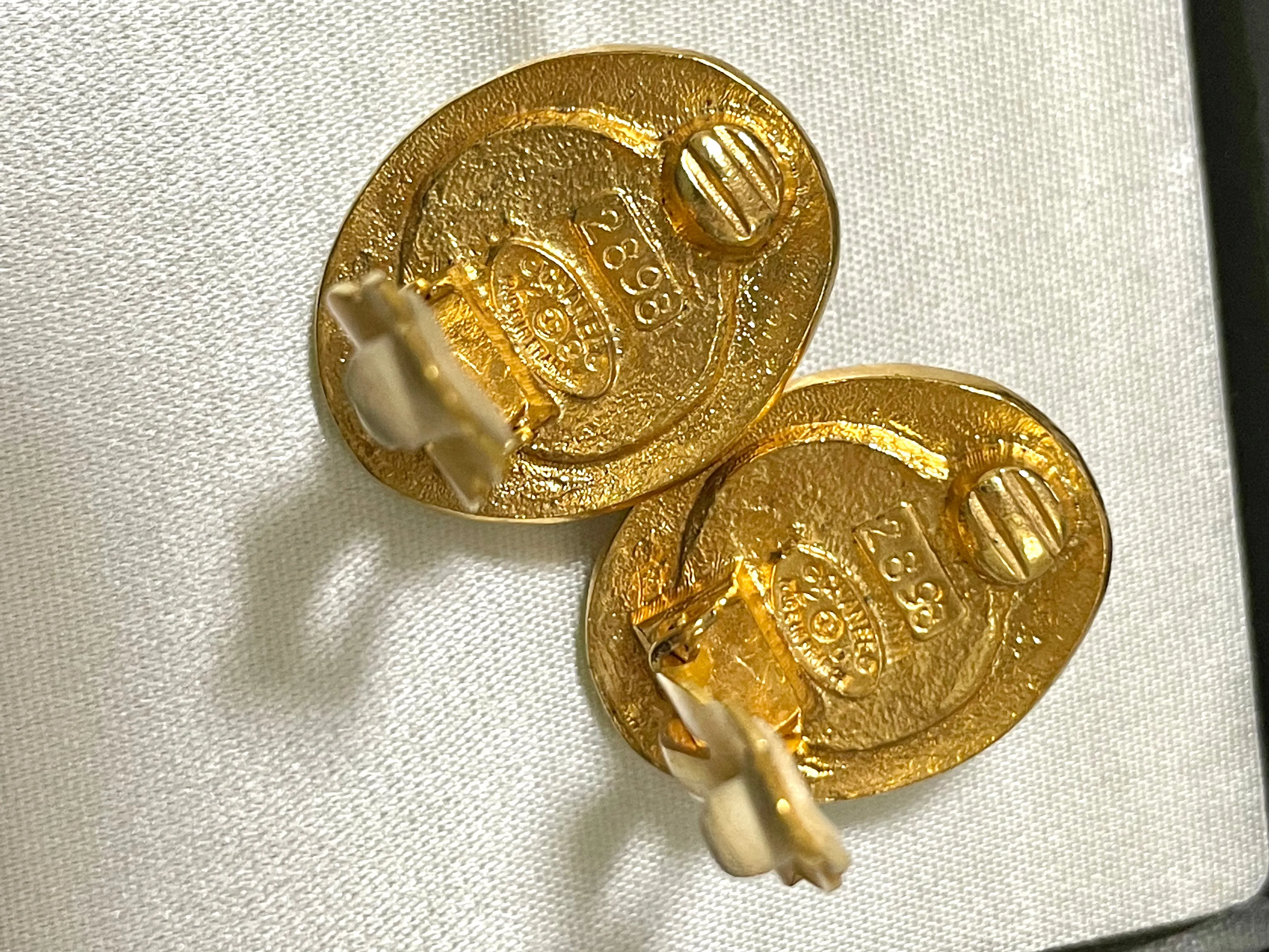 Vintage CHANEL golden earrings with oval shape faux pearl and engraved logo. Classic and elegant look. 0410133