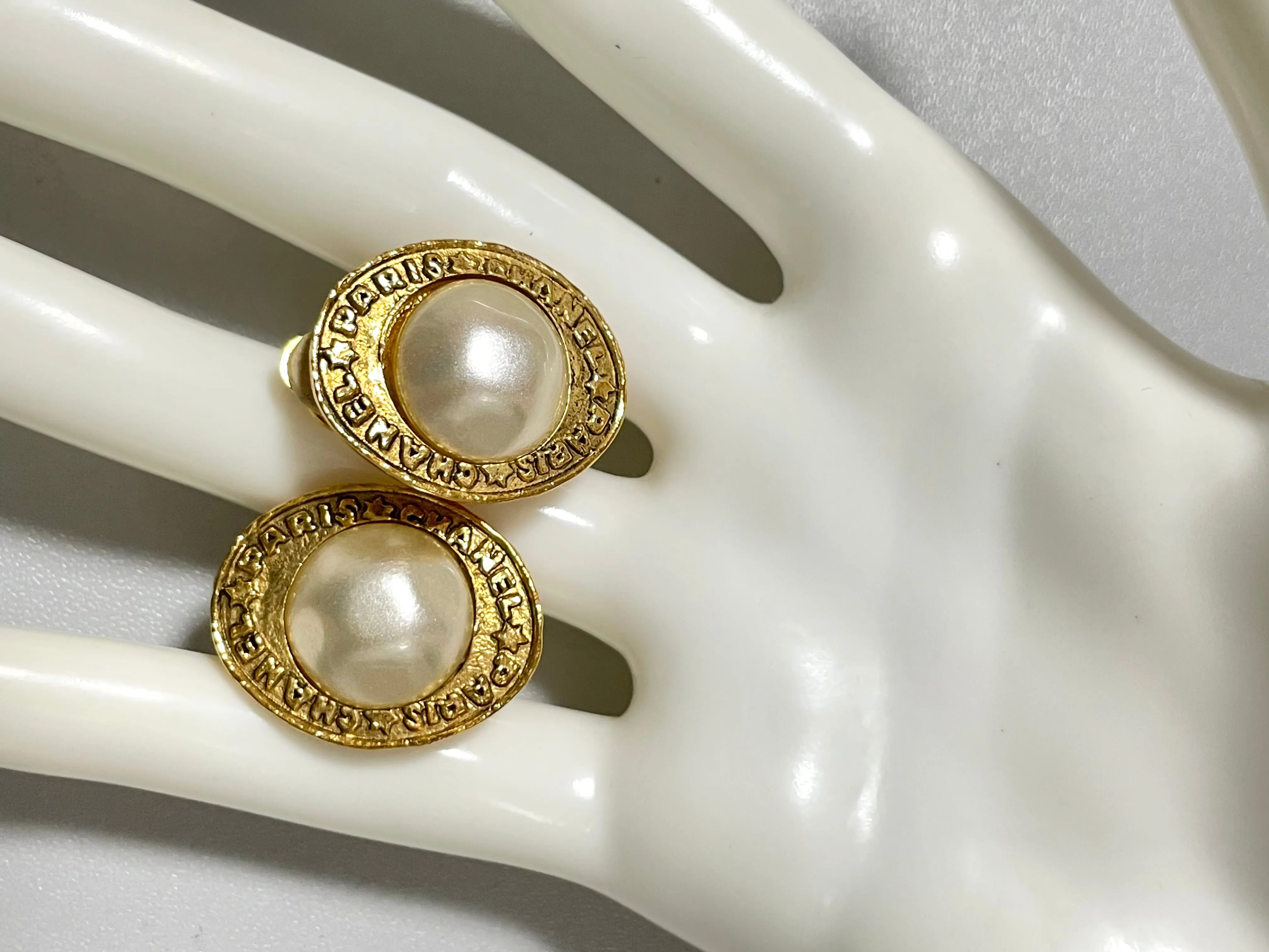 Vintage CHANEL golden earrings with oval shape faux pearl and engraved logo. Classic and elegant look. 0410133