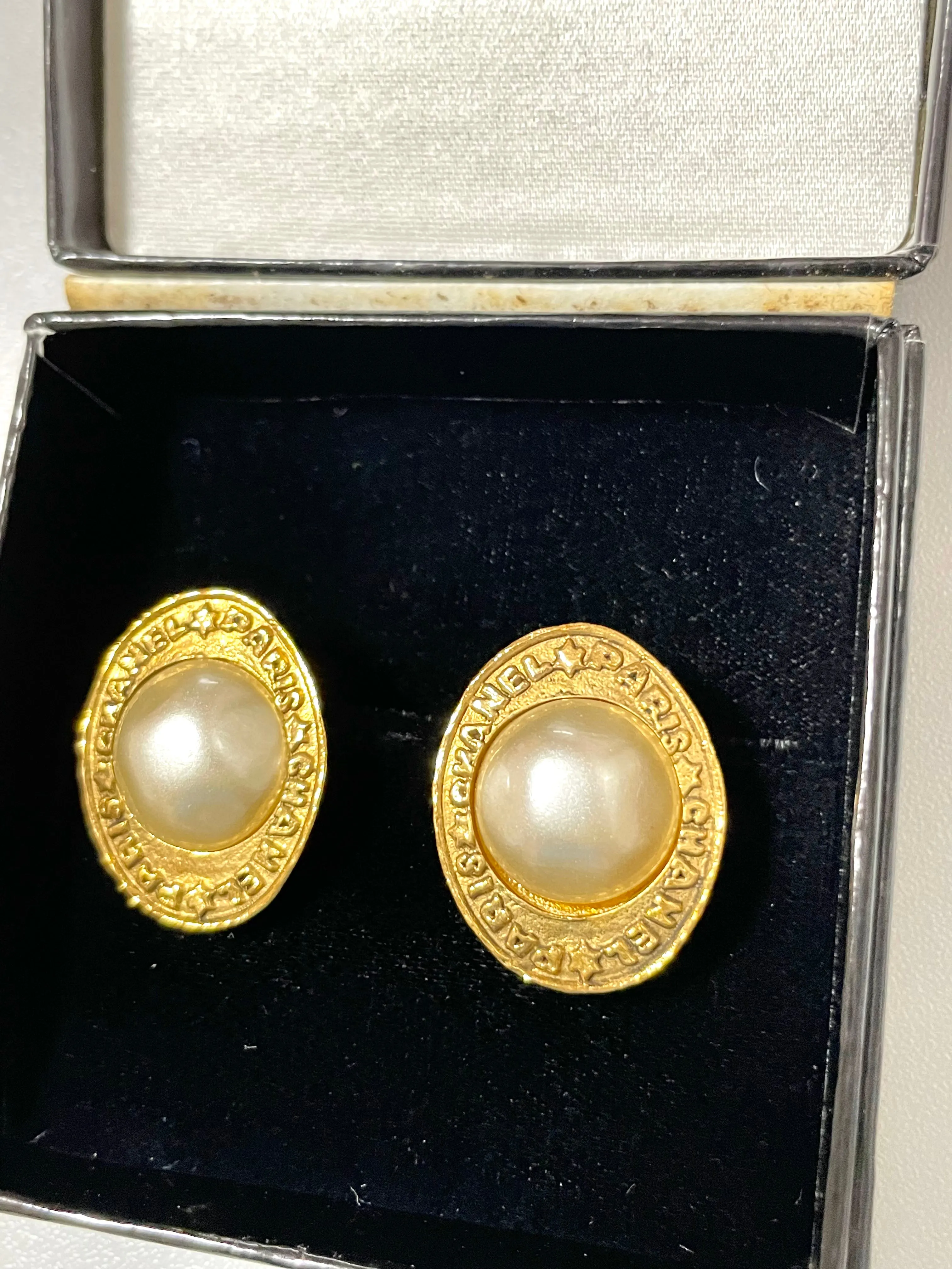 Vintage CHANEL golden earrings with oval shape faux pearl and engraved logo. Classic and elegant look. 0410133