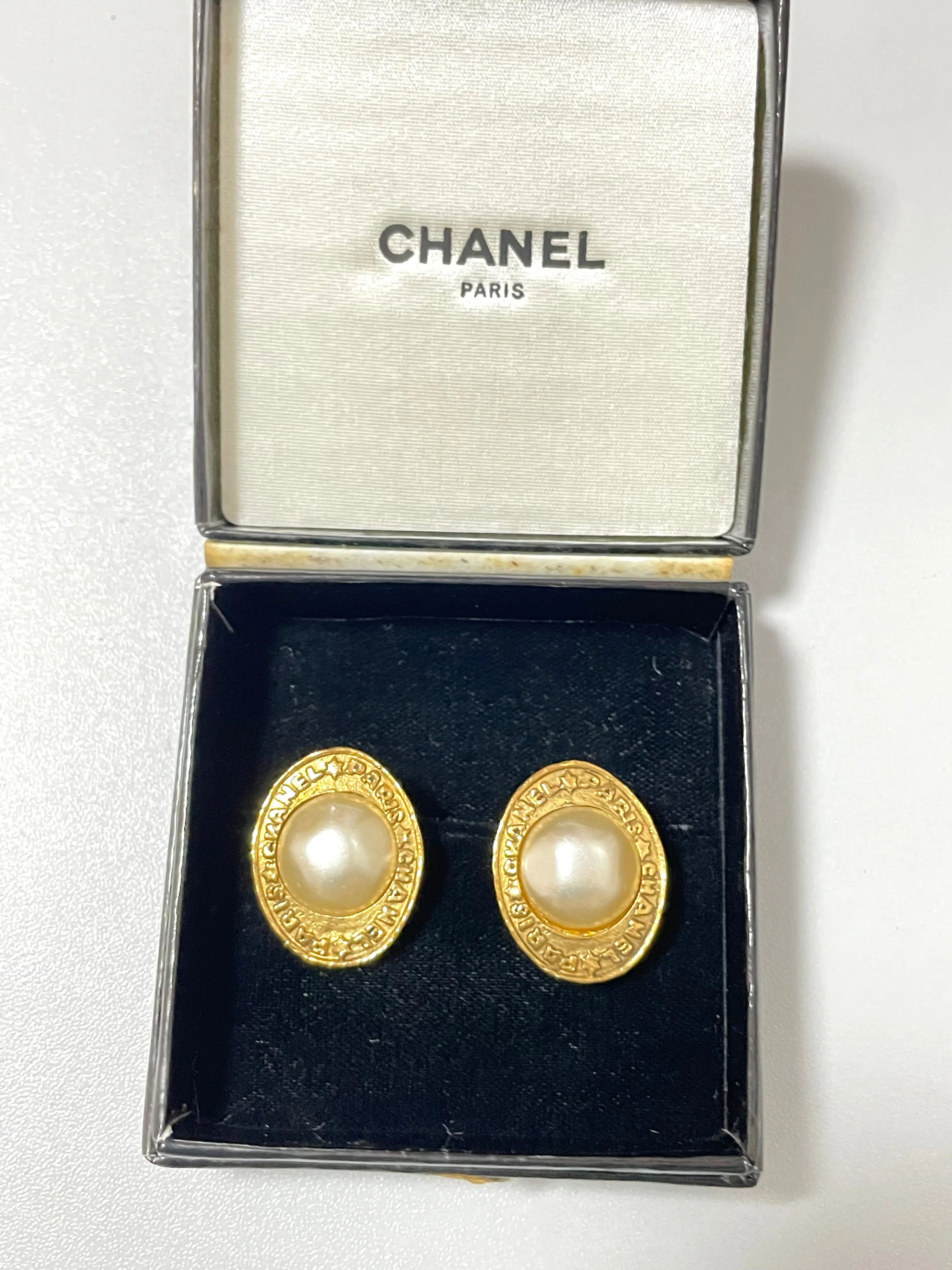 Vintage CHANEL golden earrings with oval shape faux pearl and engraved logo. Classic and elegant look. 0410133