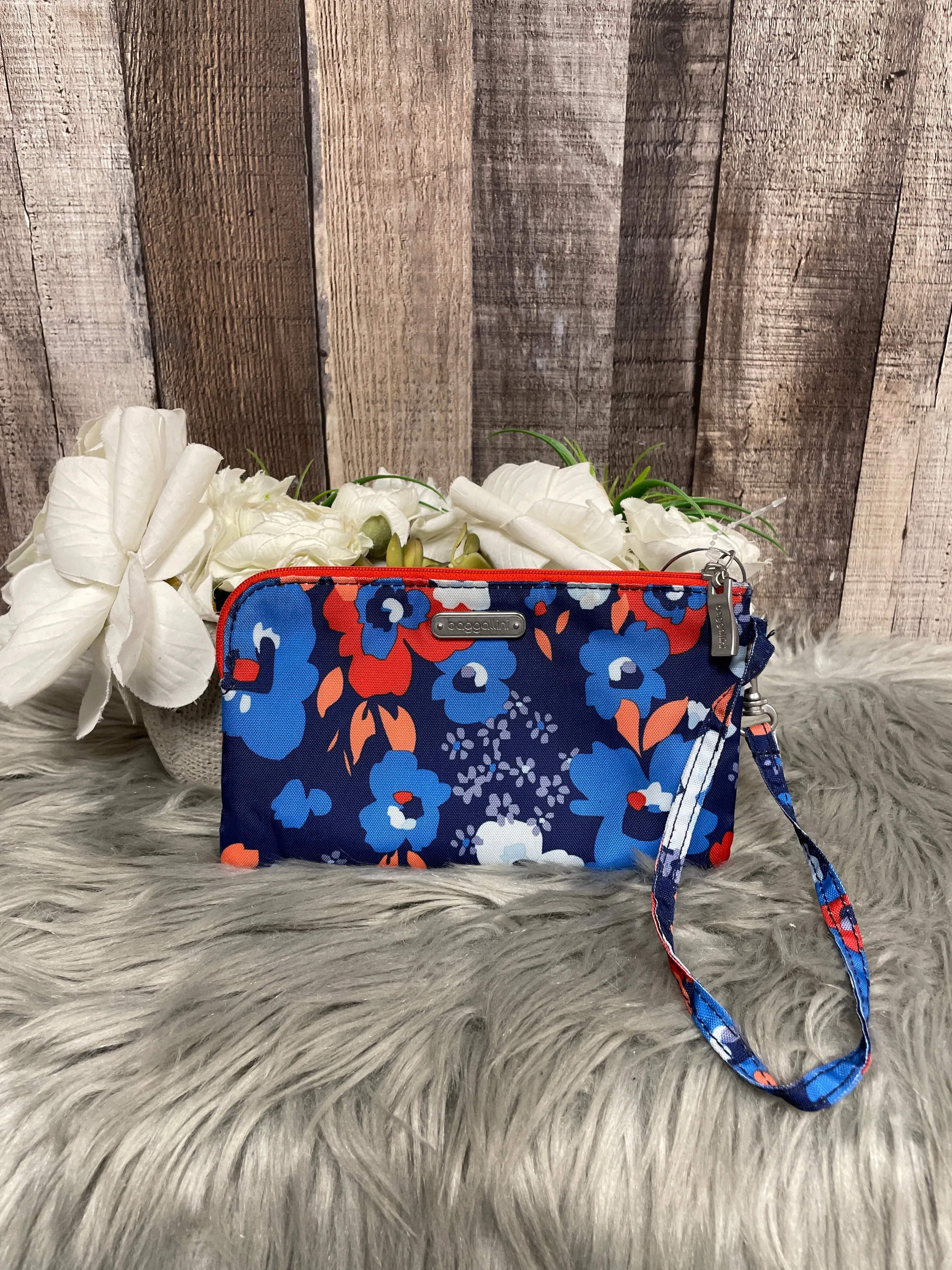 Wristlet By Baggallini, Size: Small
